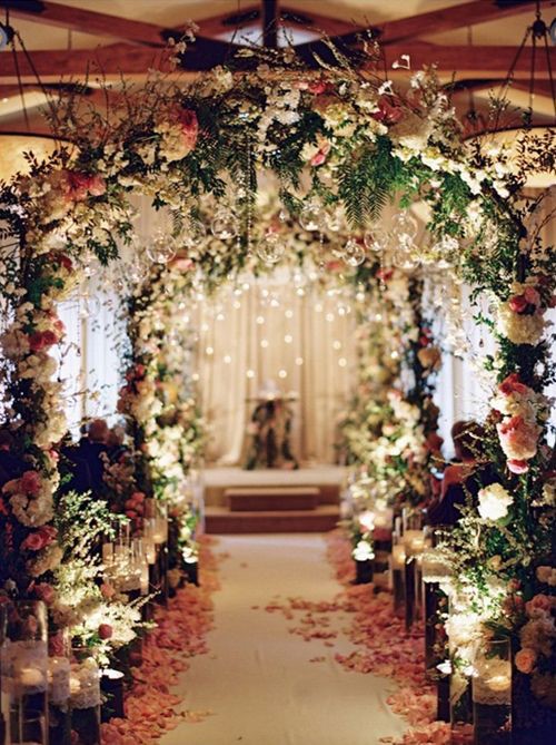 Rangkaian Bunga Dalam Ruangan untuk Pernikahan