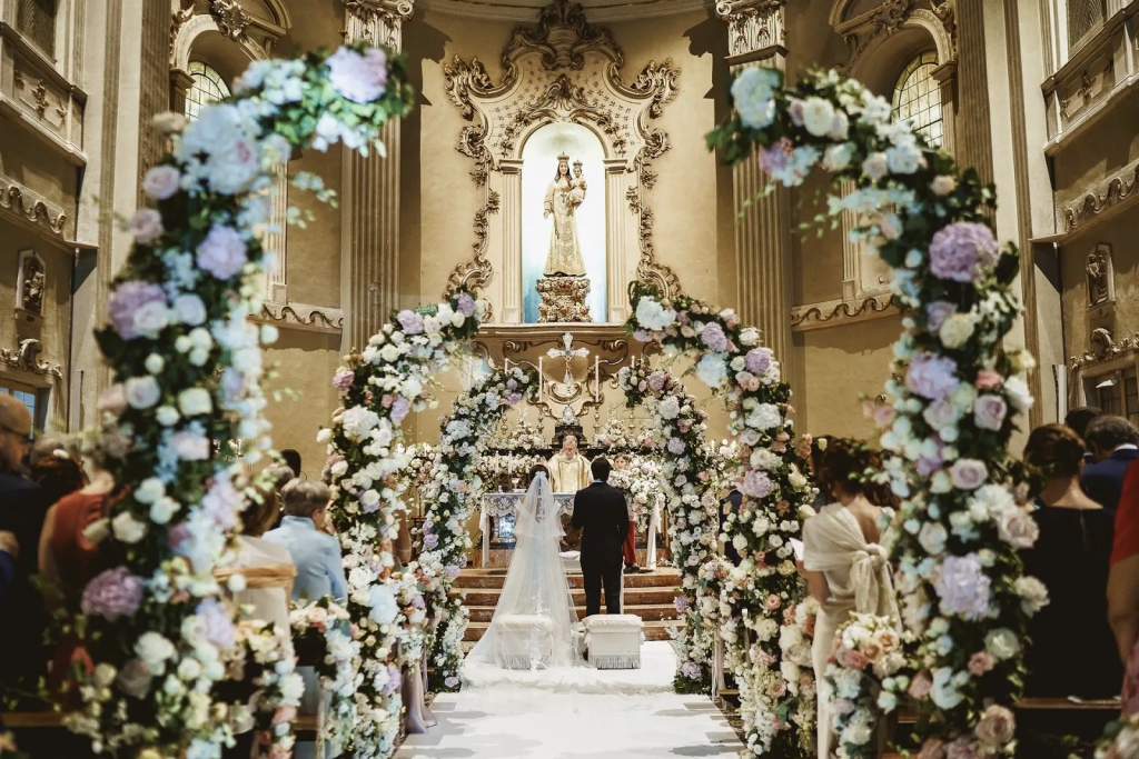 Dekorasi pernikahan di pintu masuk gereja