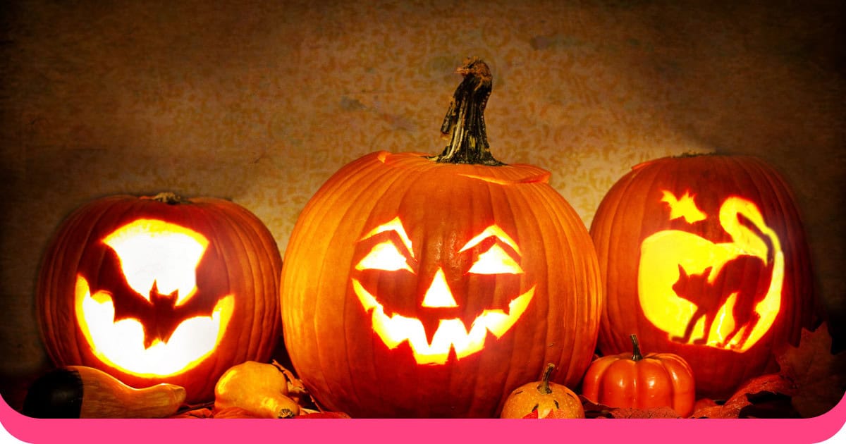 Qiz zavq bilan qichqiradi